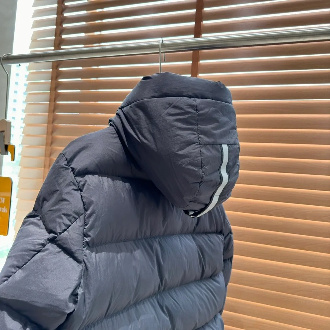 P900 top version Ouyang Nana second generation canad goose black label down jacket is a must-have in the world of goose black label down jacket! The latest designer styles! The goose down jacket has always been a popular element of fashion and is loved by experts from all walks of life! Fashionable hooded cut, high-end customer-supplied fine goose down with high resilience, smooth zipper, strong and firm, pockets on both sides, can store small items, free your hands, no worries about going out, and can also meet the need of putting hands in pockets. "It's a big goose, and it can be used as a group uniform by many celebrities. This down jacket uses a double-layer anti-down lining design, which has strong windproof performance and will be very warm in winter! New standard 90% goose down filling, high fluffiness, windproof hooded design. When walking outdoors, pull the collar to the highest position, put your hands in the pockets and it will be very warm. It can be easily controlled by all body types! Equipped with an elastic snow skirt inside, it is designed to provide better wrapping. The simple and neat style design highlights the masculine temperament. The unbeatable style is classic and never goes out of style. It is warm and practical, and it is versatile! You can enter with your eyes closed!